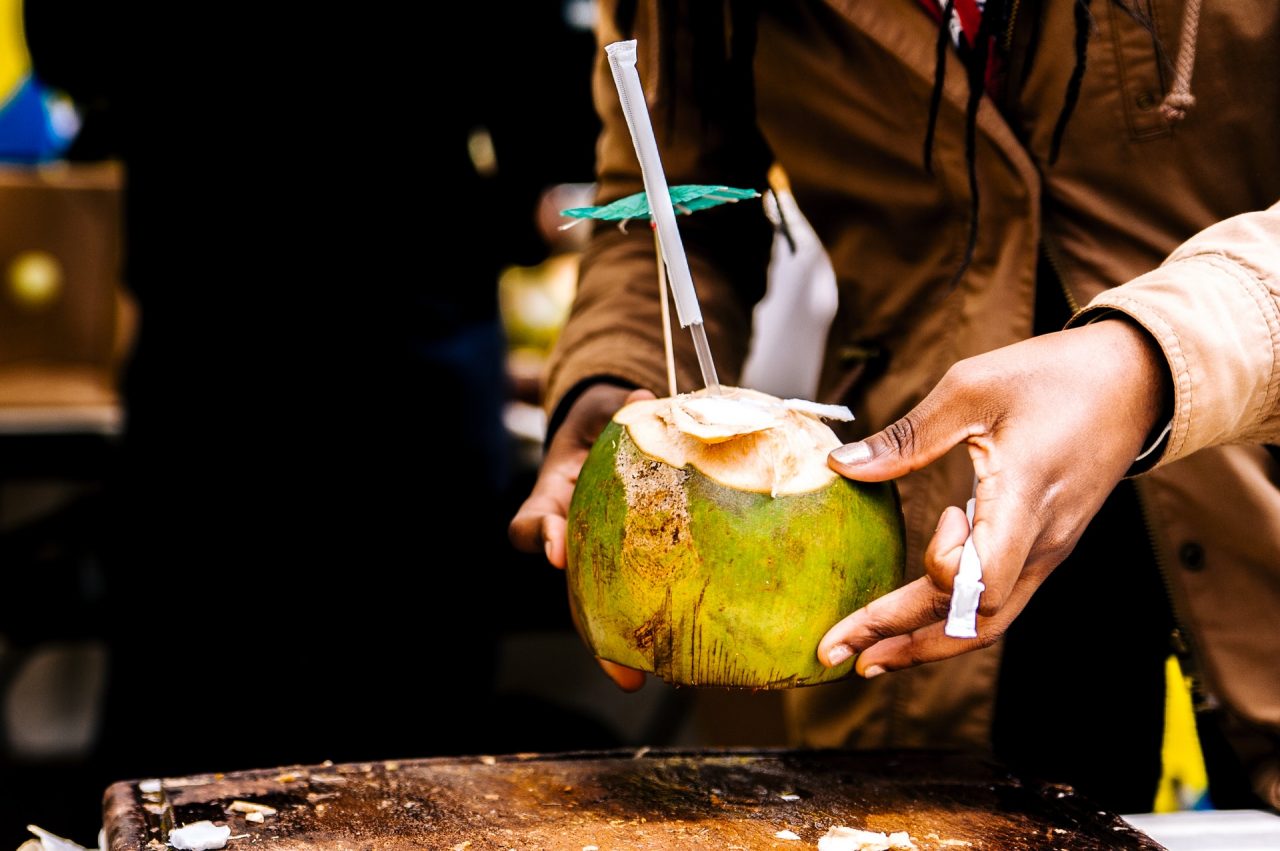 Trou normand à la noix de coco, à servir directement dans la coco fraiche