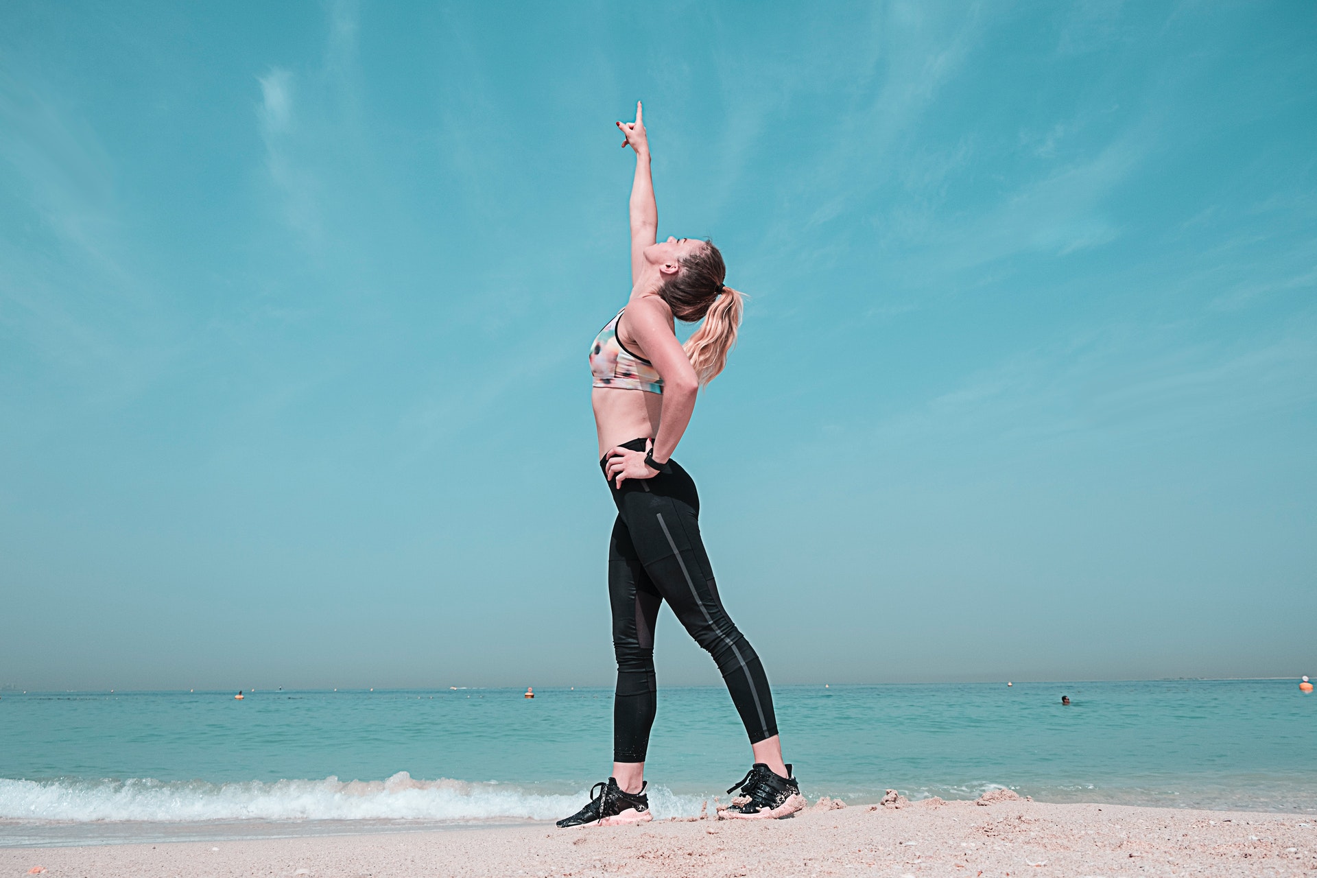 Une femme porte un legging de sport sur la plage